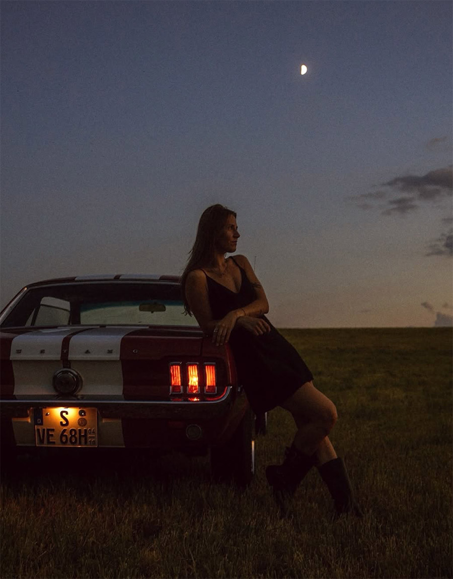 Kim am Mustang in der Abenddämmerung